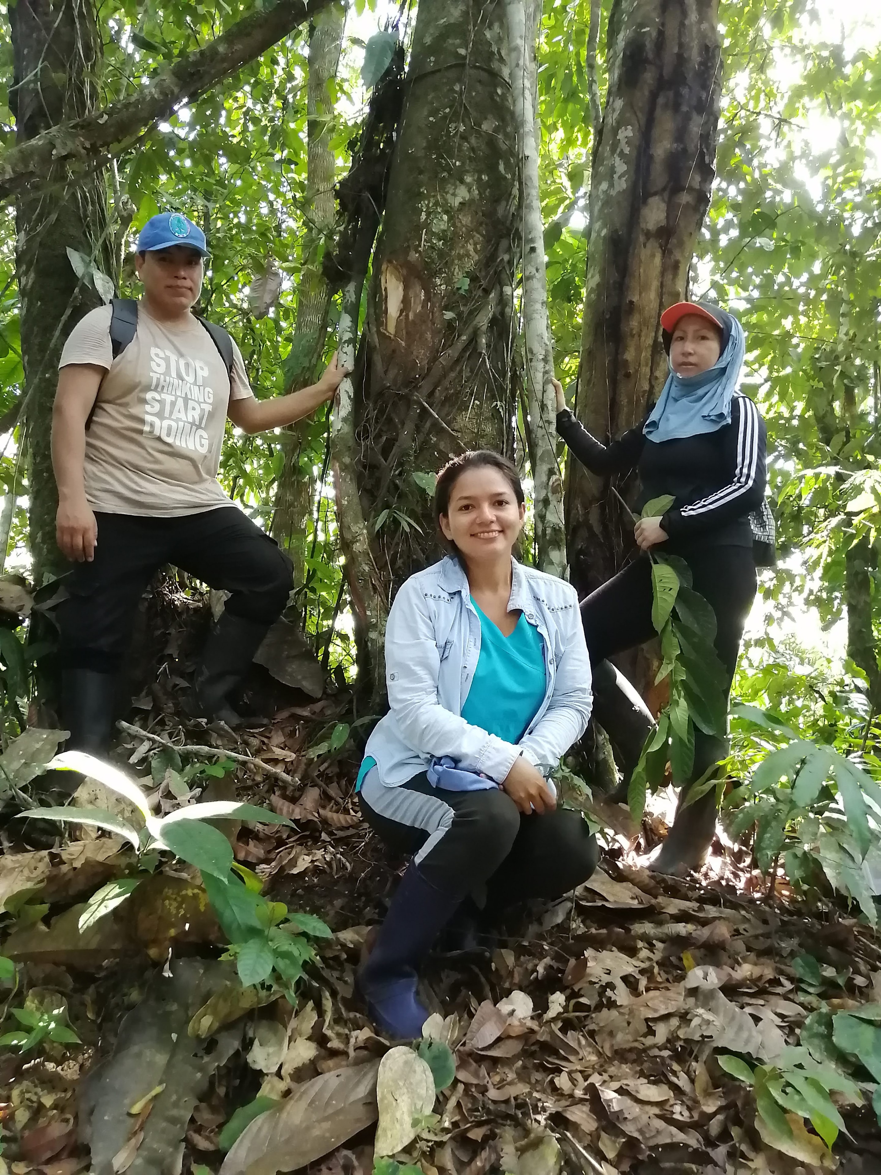 Equipo de campo en ecosistema forestal