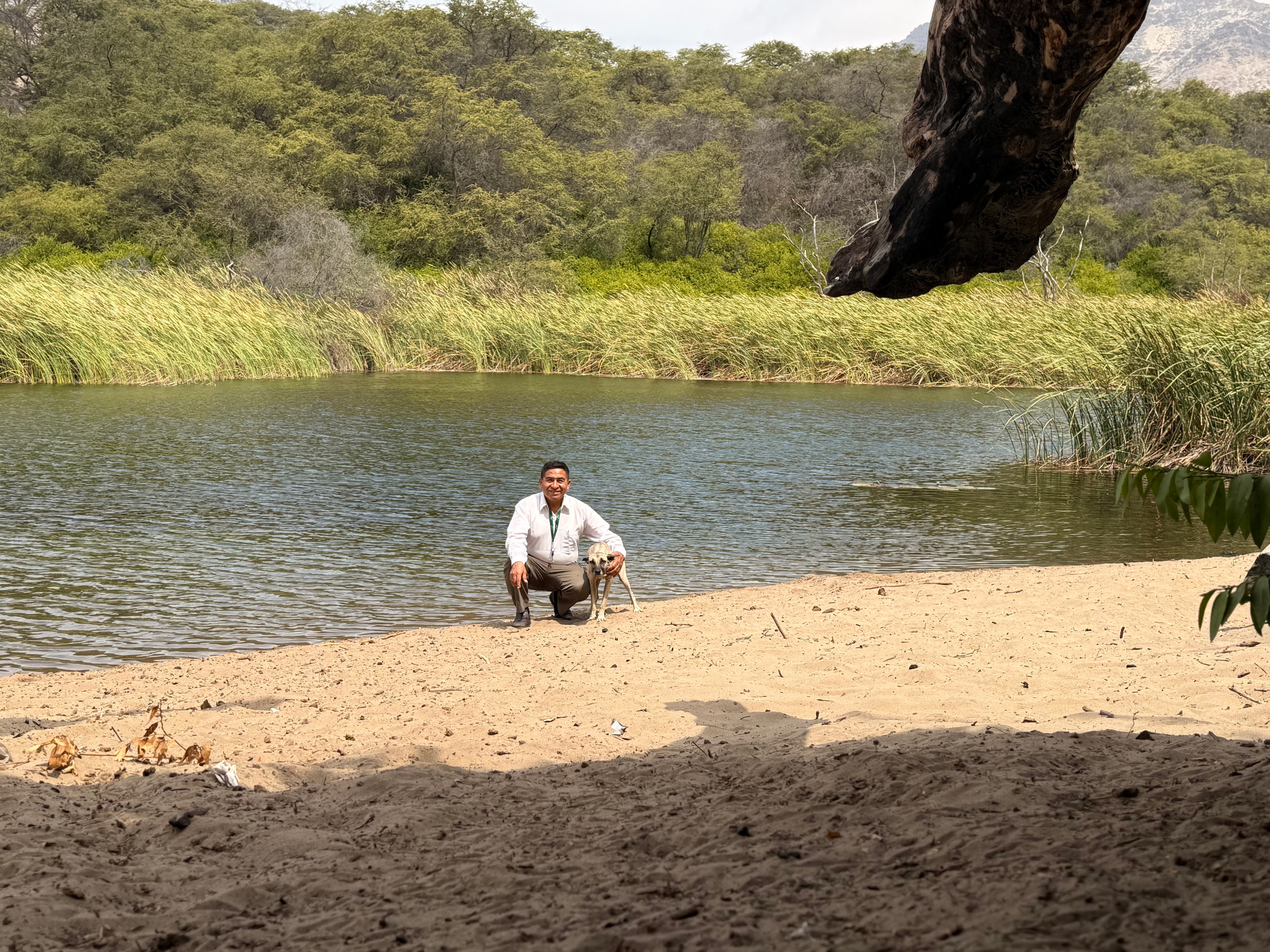 Investigador en ribera de río