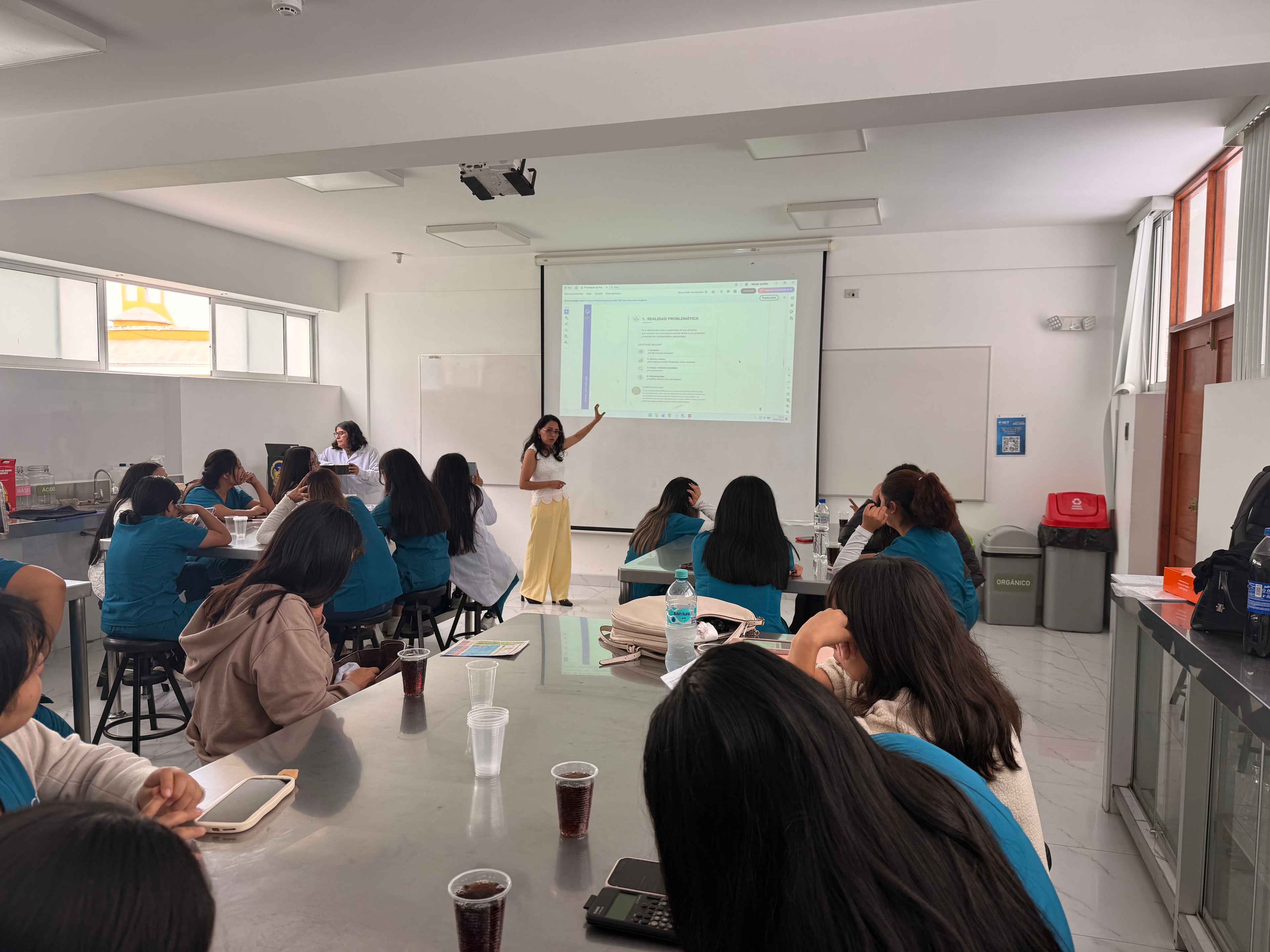 Conferencia universitaria con proyector