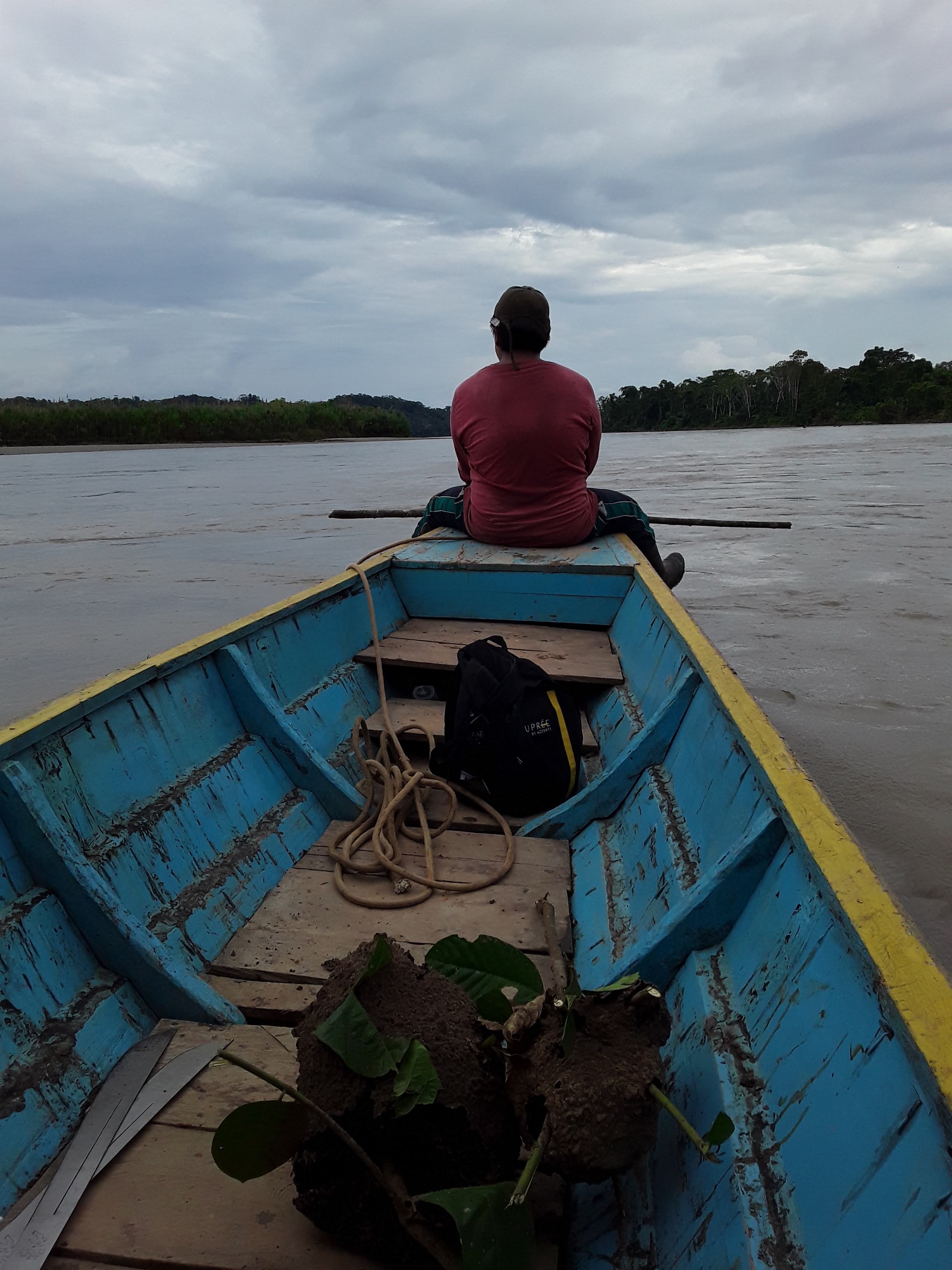 Investigador en bote río amazónico