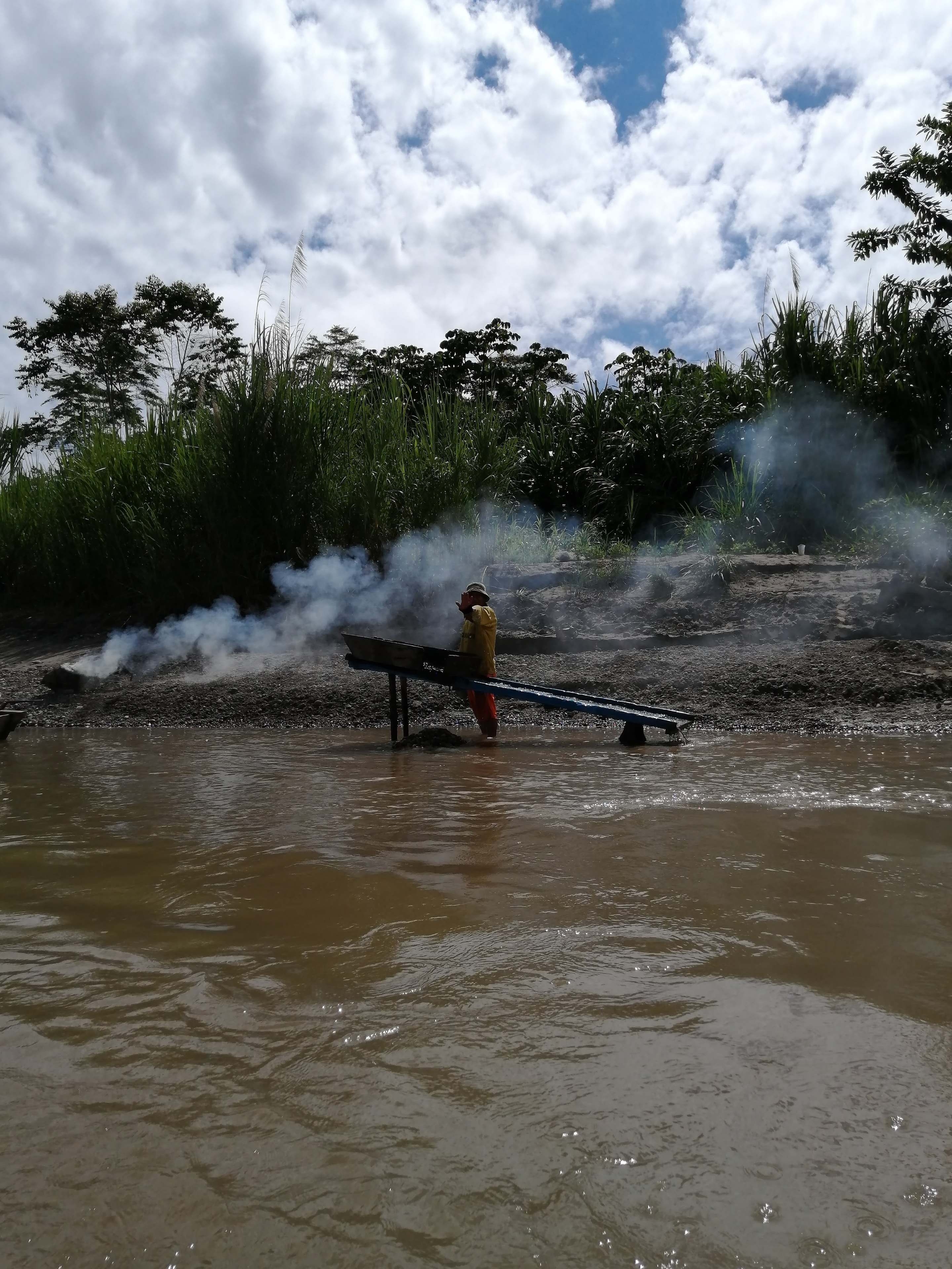 Trabajo en río amazónico